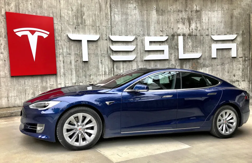 Tesla thu hồi 40.000 xe vì lỗi trợ lực lái khi đi trên đường gồ ghề hoặc có ổ gà