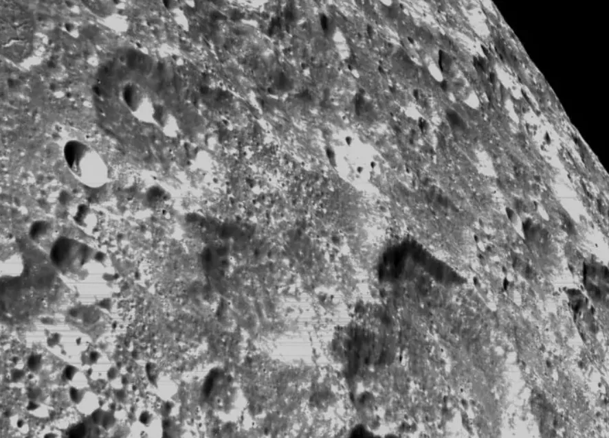 Tàu vũ trụ NASA mang về những bức ảnh đáng kinh ngạc về Mặt Trăng