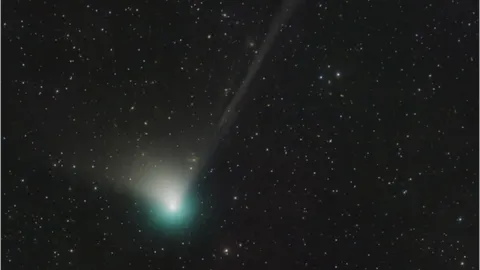 Sao chổi xanh 50.000 năm mới có một lần đang tiến sát trái đất, có quan sát được bằng mắt thường?