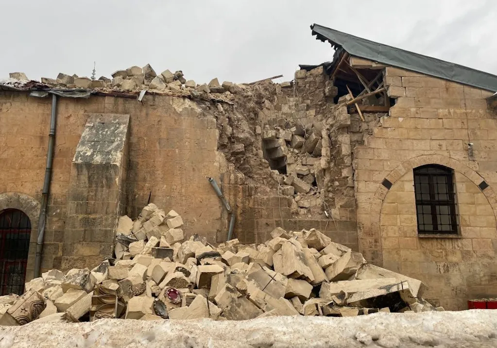 Lâu đài 2.000 năm tuổi sụp đổ sau trận động đất kinh hoàng ở Thổ Nhĩ Kỳ