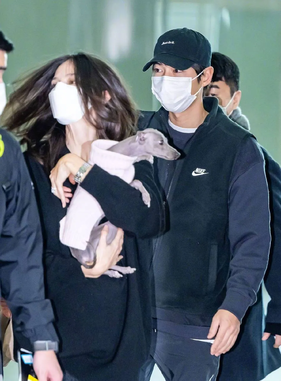 Vợ chồng Song Joong Ki xuất hiện tại sân bay, Katie đeo nhẫn kim cương to bản trên ngón áp út hút mắt