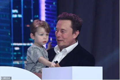 Musk bế con trai hai tuổi X Æ A-12 lên sân khấu thể hiện tình cha con, cư dân mạng bàn tán sôi nổi vì cái tên "Người sao Hỏa" 