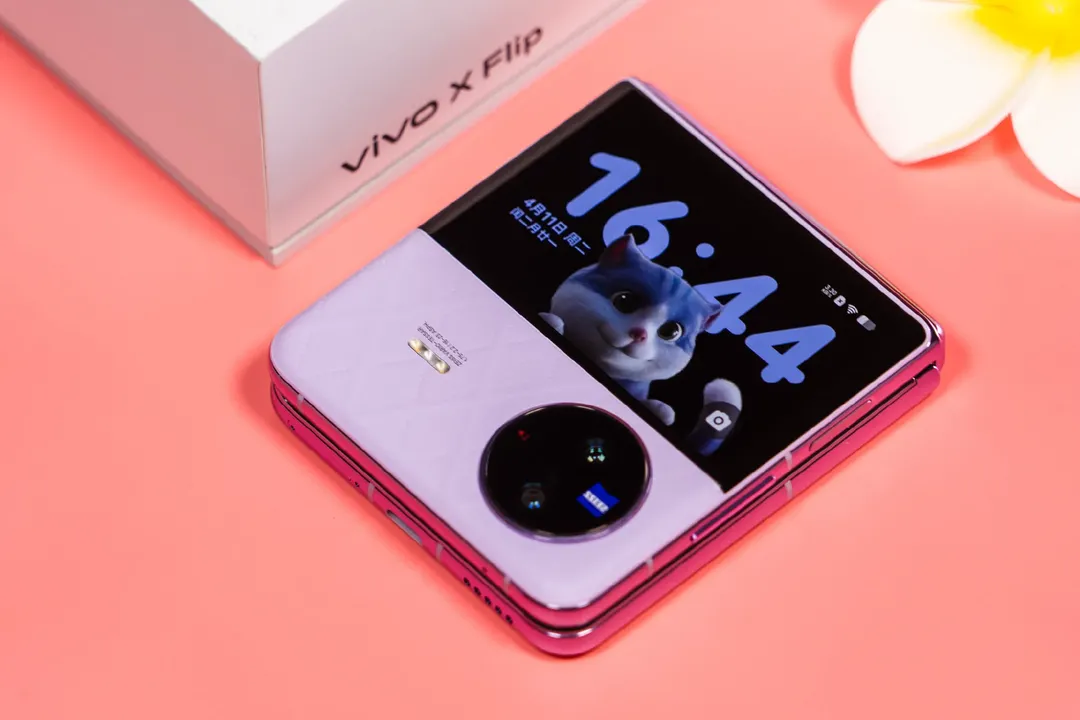 vivo X Flip ra mắt: smartphone gập dọc đầu tiên của vivo, màn hình ngoài siêu to khổng lồ, giá thách thức Oppo Find N2 Flip và Z Flip 4
