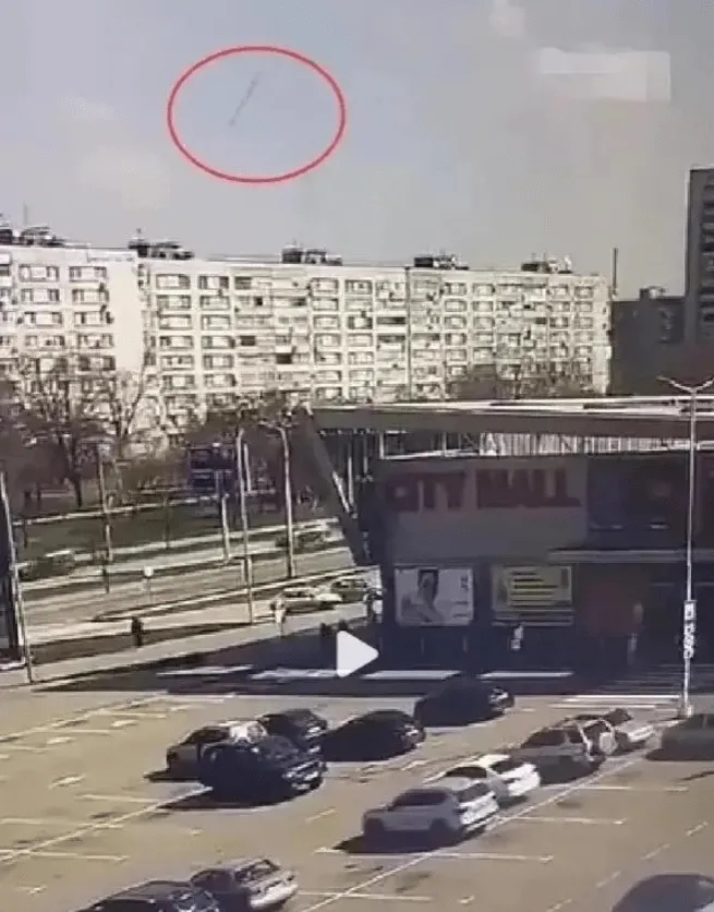 1/6 số bom đánh chặn Patriot được khai hỏa trong gần 2 phút, mưa mảnh bom đổ xuống Kiev? 