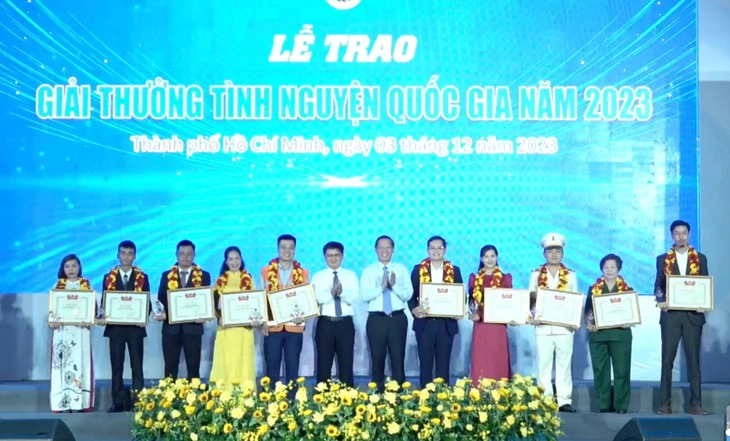 Rapper Đen Vâu được trao giải thưởng Tình nguyện Quốc gia 2023