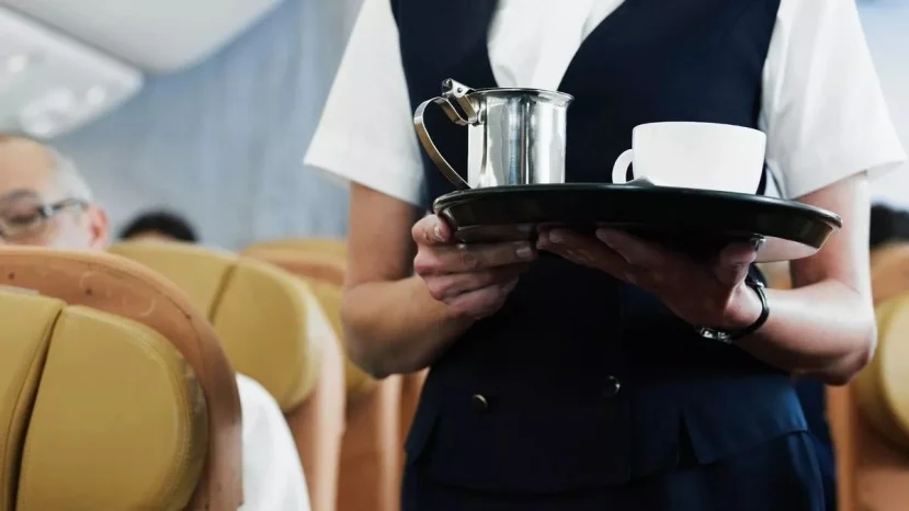 Tiếp viên hàng không tiết lộ lý do không nên uống cà phê trên máy bay, dù thèm đến mấy