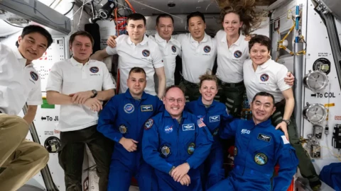 Lần đầu tiên sau 25 năm: Phi hành gia NASA trở về sớm do vấn đề sức khỏe