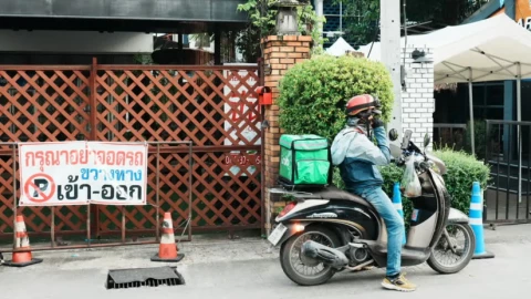 Tin đồn do AI tạo ra và cách nó lan truyền, gây nhiễu dư luận qua chuyện coder chia sẻ về thuật toán bóc lột tài xế