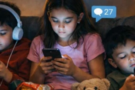 (Sự kiện)Điều gì khiến các chính phủ bắt đầu coi mạng xã hội là mối nguy với trẻ em?