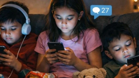 (Sự kiện)Điều gì khiến các chính phủ bắt đầu coi mạng xã hội là mối nguy với trẻ em?