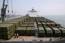 420 tên lửa ATACMS và 82 hệ thống HIMARS đã được chất lên một con tàu, hướng thẳng đến bờ biển phía đông nam. Mỹ đang làm gì?