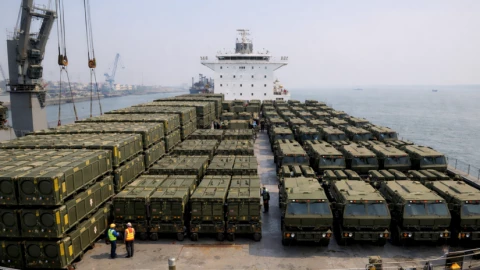 420 tên lửa ATACMS và 82 hệ thống HIMARS đã được chất lên một con tàu, hướng thẳng đến bờ biển phía đông nam. Mỹ đang làm gì?