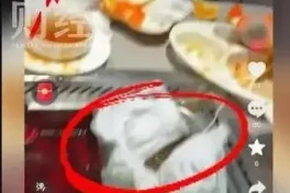 Đằng sau một chiếc tã ném vào nồi lẩu Haidilao