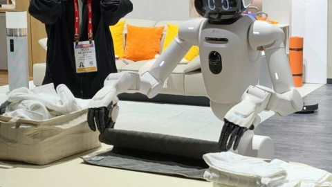 CES 2026: Tận mắt chứng kiến robot quản gia LG CLOiD gấp quần áo, nướng bánh, lấy sữa, khi con người không phải “động đến nửa sợi lông” vào việc nhà