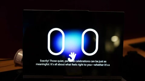 Chạm mặt laptop "có linh hồn" tại CES 2026: Biết tự mở nắp, nói chuyện, bám đuổi theo chủ nhân và tự đi ngủ - Lenovo ThinkBook Plus Gen 7 Auto Twist