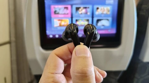 Bất ngờ với chiếc tai nghe giá chỉ gần 800 nghìn đồng mà có đủ hết từ chống ồn ANC thích ứng theo môi trường, âm thanh LDAC đến cả dịch thuật AI