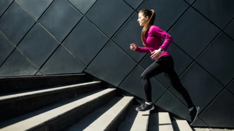 Bí quyết leo cầu thang để đốt mỡ mà không hại khớp gối