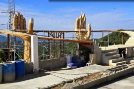 Phát hiện bản "nhái" của Cầu Vàng Đà Nẵng ở nước hàng xóm gây xôn xao dù chưa chính thức mở cửa