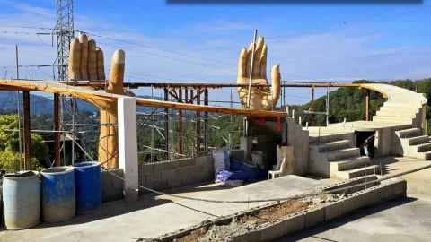 Phát hiện bản "nhái" của Cầu Vàng Đà Nẵng ở nước hàng xóm gây xôn xao dù chưa chính thức mở cửa