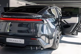 Tesla Model Y 7 chỗ 2026 ra mắt: Thực chất chỉ là 2 ghế trẻ em, giá từ 51.490 USD