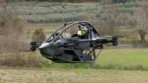 Video ghi lại bốn chiếc ô tô bay so tài trong "Công thức 1 trên không"