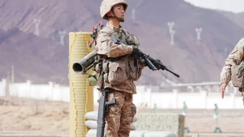 "Siêu chiến binh" Trung Quốc lộ diện, gây ra cuộc tranh luận sôi nổi