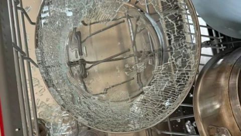Vung kính tự "nổ" trong máy rửa bát. Nguyên nhân do mua phải nồi đểu hay gì?