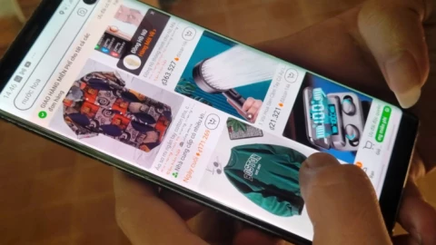 Nhiều khách hàng ngã ngửa khi giá hàng hóa trên sàn còn đắt hơn ngoài shop