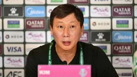 Vì sao HLV Kim Sang-sik được gọi là "phù thủy", HLV có "phép thuật"?