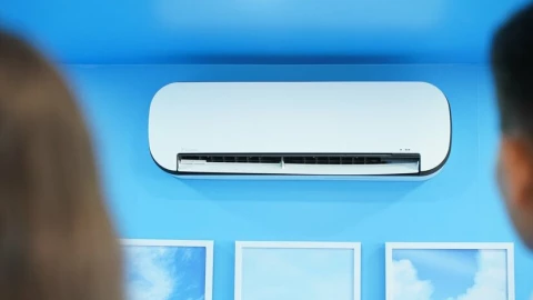 Thị trường Việt Nam vừa xuất hiện mẫu điều hòa với kiểu dáng bo cong độc lạ cùng máy lọc không khi biết tỏa hương thơm