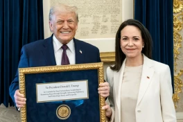 Trump tặng lại chiếc túi ghi tên mình khi được "hưởng sái" giải Nobel Hoà Bình từ lãnh đạo Venezuela
