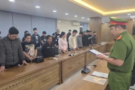 Khởi nghiệp bằng cách bán tài khoản ngân hàng, 35 'anh tài' nhận suất ăn Tết xa nhà