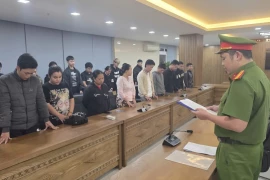 Khởi nghiệp bằng cách bán tài khoản ngân hàng, 35 'anh tài' nhận suất ăn Tết xa nhà