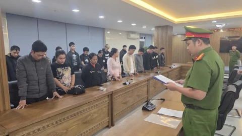 Khởi nghiệp bằng cách bán tài khoản ngân hàng, 35 'anh tài' nhận suất ăn Tết xa nhà