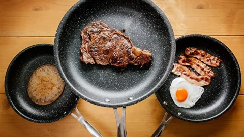 Chảo chống dính có gây ung thư không? Sự thật khiến nhiều người bất ngờ