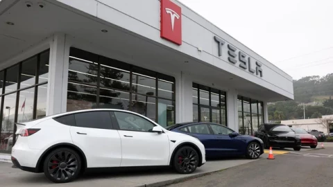 Tesla Model Y mất lái, bay vọt lên không trung: Lại nghi vấn đạp nhầm chân ga?