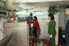 Cơ sở làm giò chả nổi tiếng phố cổ bị "siết" vì sử dụng chất cấm và hàn the, 300kg giò chả đã tuồn ra thị trường