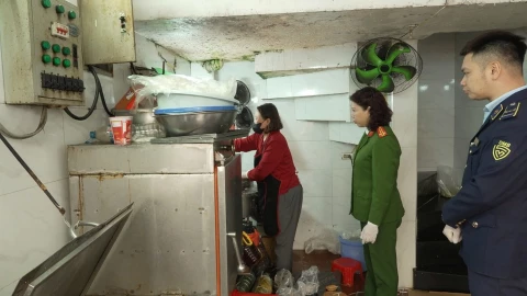 Cơ sở làm giò chả nổi tiếng phố cổ bị "siết" vì sử dụng chất cấm và hàn the, 300kg giò chả đã tuồn ra thị trường