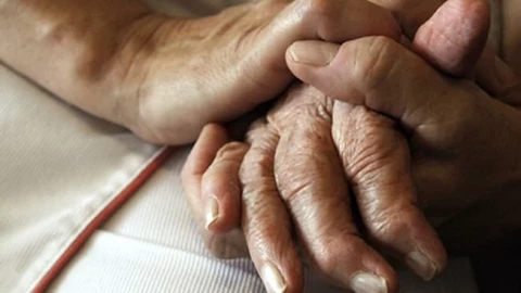 Tuổi 50, cơ thể lão hóa nhanh chóng: Nhận biết 7 dấu hiệu và bổ sung 3 dưỡng chất vàng