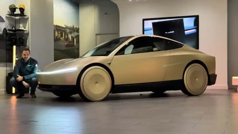 Tesla chính thức triển khai taxi tự lái không người giám sát