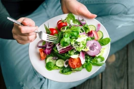 Nghiên cứu mới: Người ăn chay trường ít sống thọ trăm tuổi hơn người ăn tạp