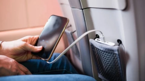 Hàng loạt hãng hàng không cấm sử dụng sạc dự phòng trên máy bay sau sự cố cháy nổ