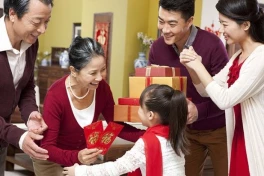 Đau đầu chọn quà Tết cho bố mẹ: Mua bánh kẹo thì sợ tiểu đường, biếu rượu bia lại lo hại gan, biết tặng gì cho chuẩn chỉ đây?