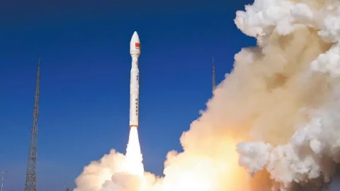 Một vụ suýt va chạm giữa các vệ tinh Trung Quốc và Mỹ đã buộc khoảng 4.400 vệ tinh Starlink phải rời khỏi quỹ đạo trên quy mô lớn