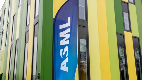 ASML lập kỷ lục đơn hàng 13 tỷ euro, khẳng định AI vẫn bùng nổ mạnh mẽ