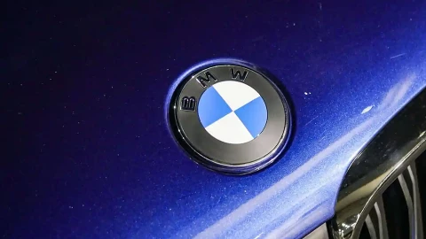 BMW lột xác biểu tượng sau 27 năm: Logo mới hé lộ tương lai điện hóa