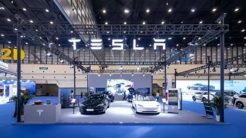 Lợi nhuận ròng giảm một nửa, vốn hóa tăng vọt tới hàng nghìn tỷ đô la, điều gì đang đẩy giá cổ phiếu của Tesla tăng cao?