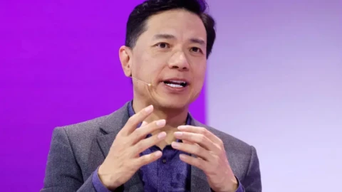 Trả lời tạp chí Time, Robin Li tuyên bố rằng trí tuệ nhân tạo tổng quát (AGI) có thể không tồn tại