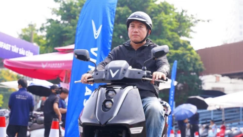 "Đổi xăng lấy điện" cuối tuần này, khách "chốt kèo" xe điện Vinfast được lợi gì?