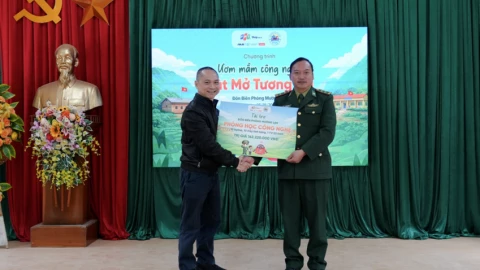 FPT Shop trao tặng thiết bị công nghệ cho học sinh vùng biên Sơn La
